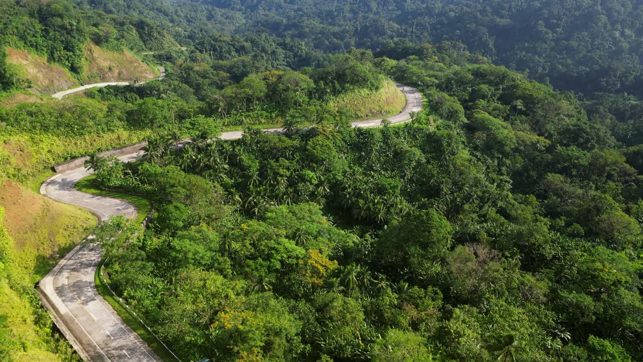camino sinuoso a través de la selva tropical en la cordillera de la montaña, aérea