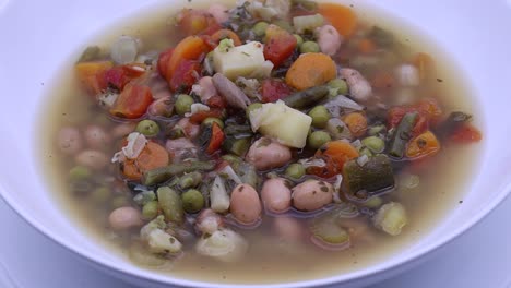 sopa de verduras mixtas. minestrone girando en una mesa giratoria