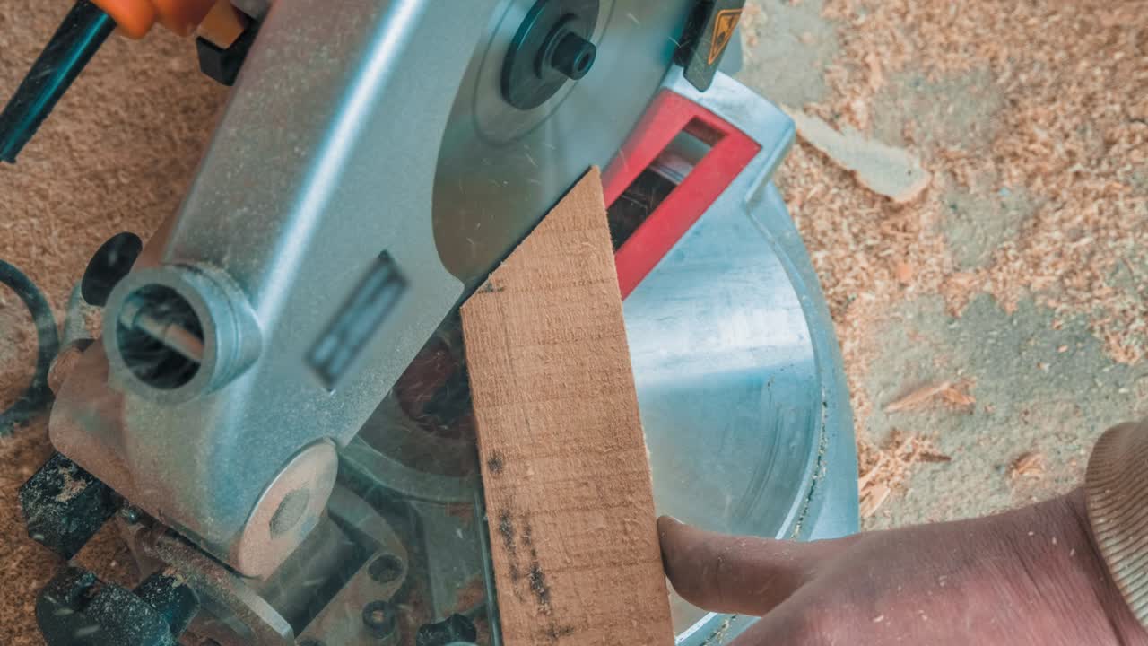 carpintero que utiliza una sierra circular para cortar tablas de madera