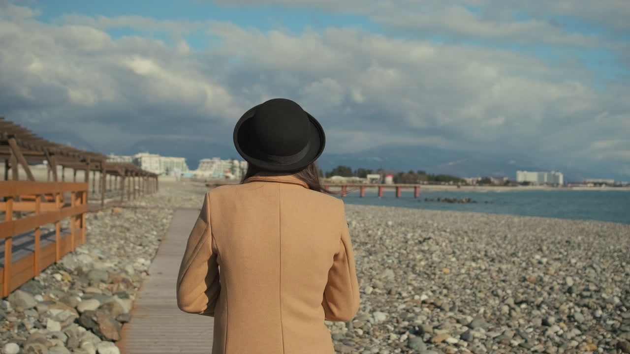 해변에서 고 있는 여자