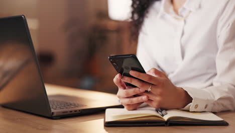 mujer de negocios, manos y teléfono por la noche