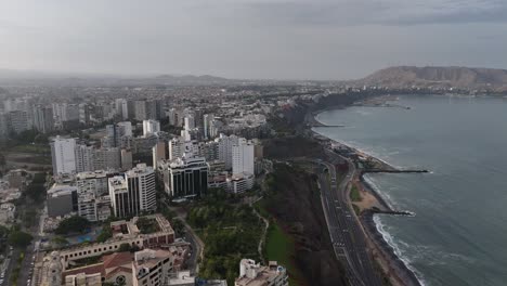 Luftdrohnenaufnahmen-Am-Morgen-Der-Skyline-Von-Lima,-Der-Hauptstadt-Von-Peru-In-Südamerika,-Miraflores-Chorrillos,-Barranco-Malecón-De-Miraflores,-Klippen