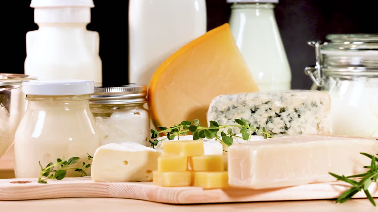 Produits laitiers variés soigneusement disposés pour la présentation