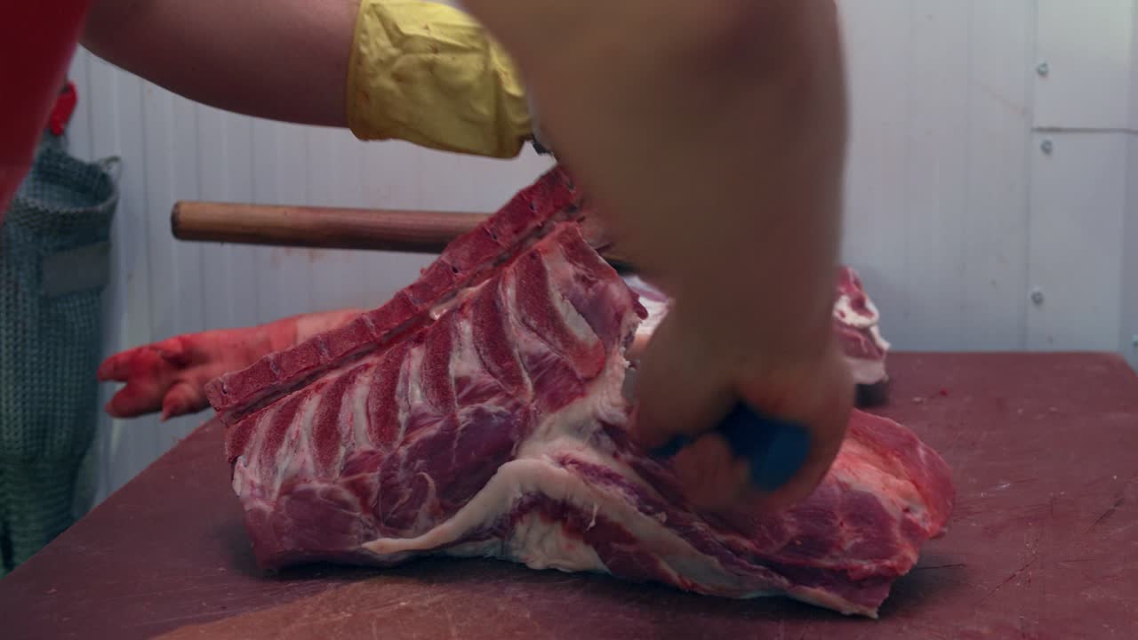 trabajo profesional y habilidad para separar la carne del hueso con un cuchillo