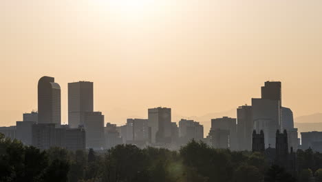 Zeitraffer-Des-Sonnenuntergangs-Durch-Die-Wolkenkratzer-Von-Denver-Und-Die-Umliegenden-Berge