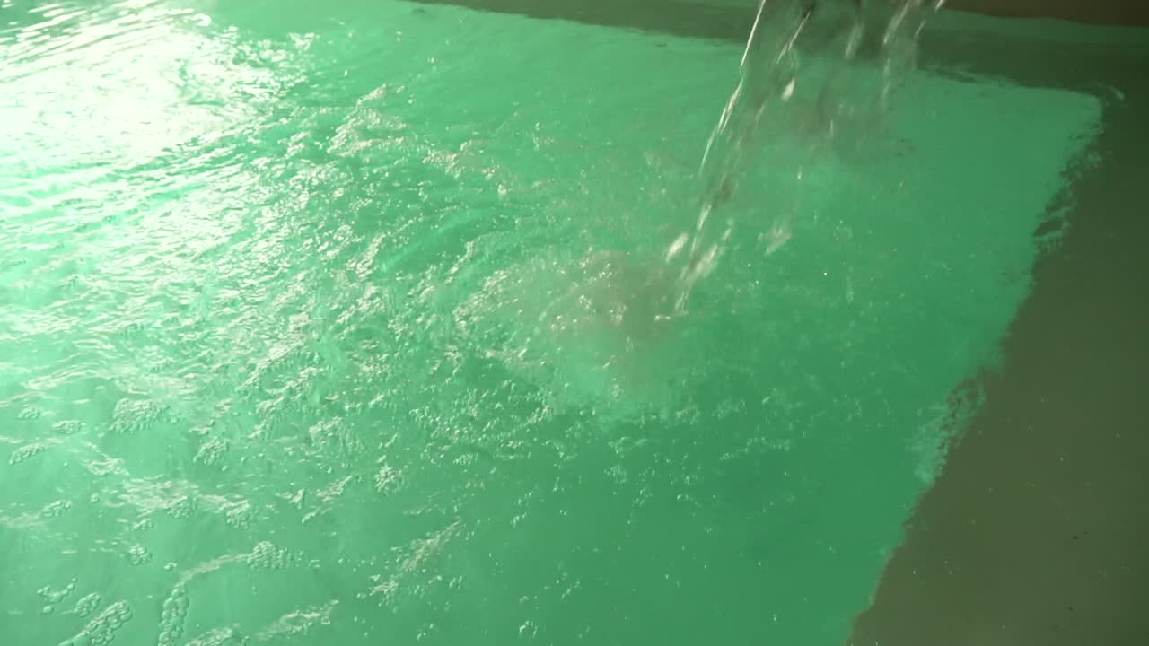 수영장으로 이어지는 폭포가 있는 전용 스파