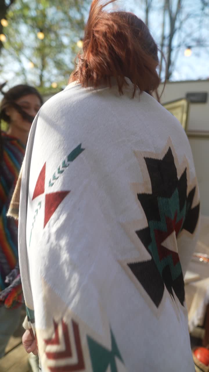 счастливые женщины в пончо.