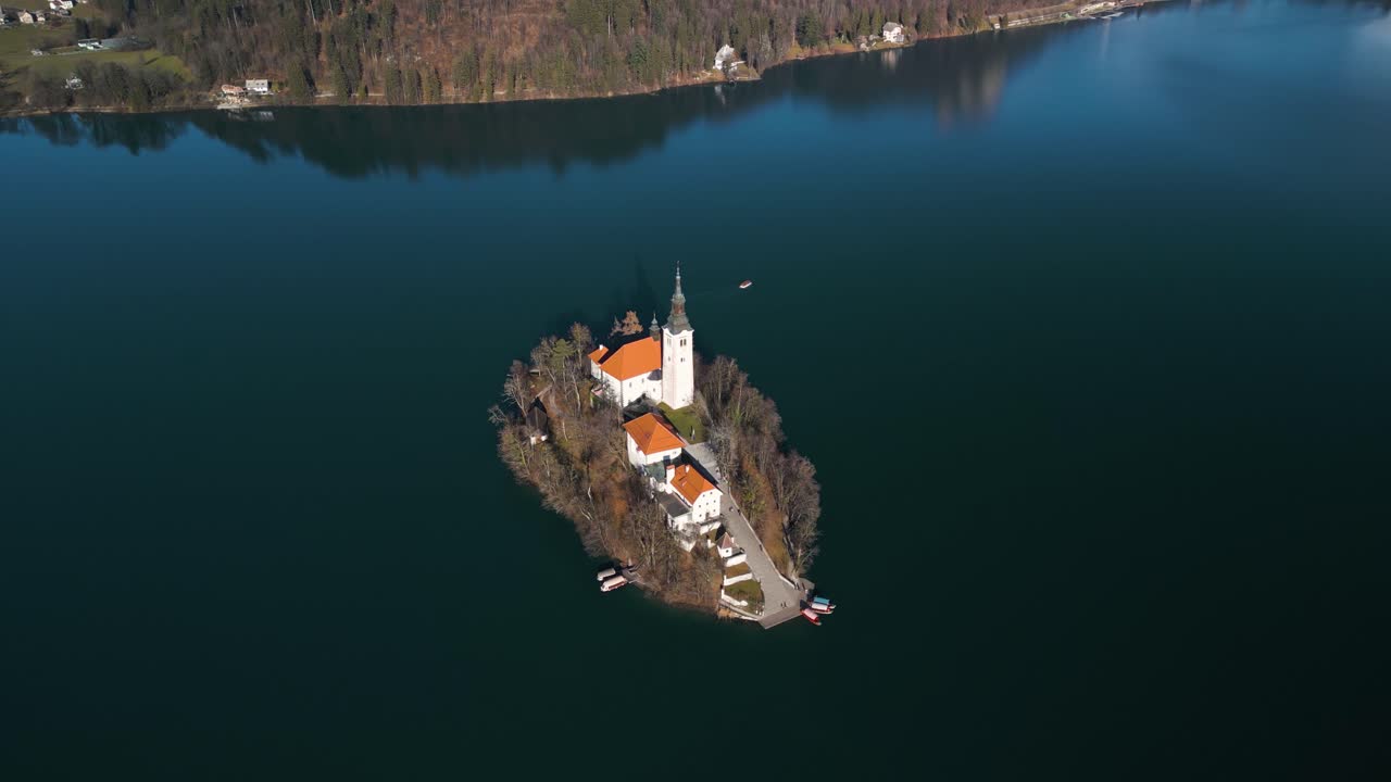 Ripresa con drone in orbita sopra il lago di Bled, Slovenia