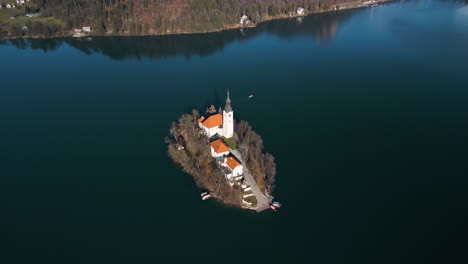 drone en órbita disparado sobre el lago bled, eslovenia