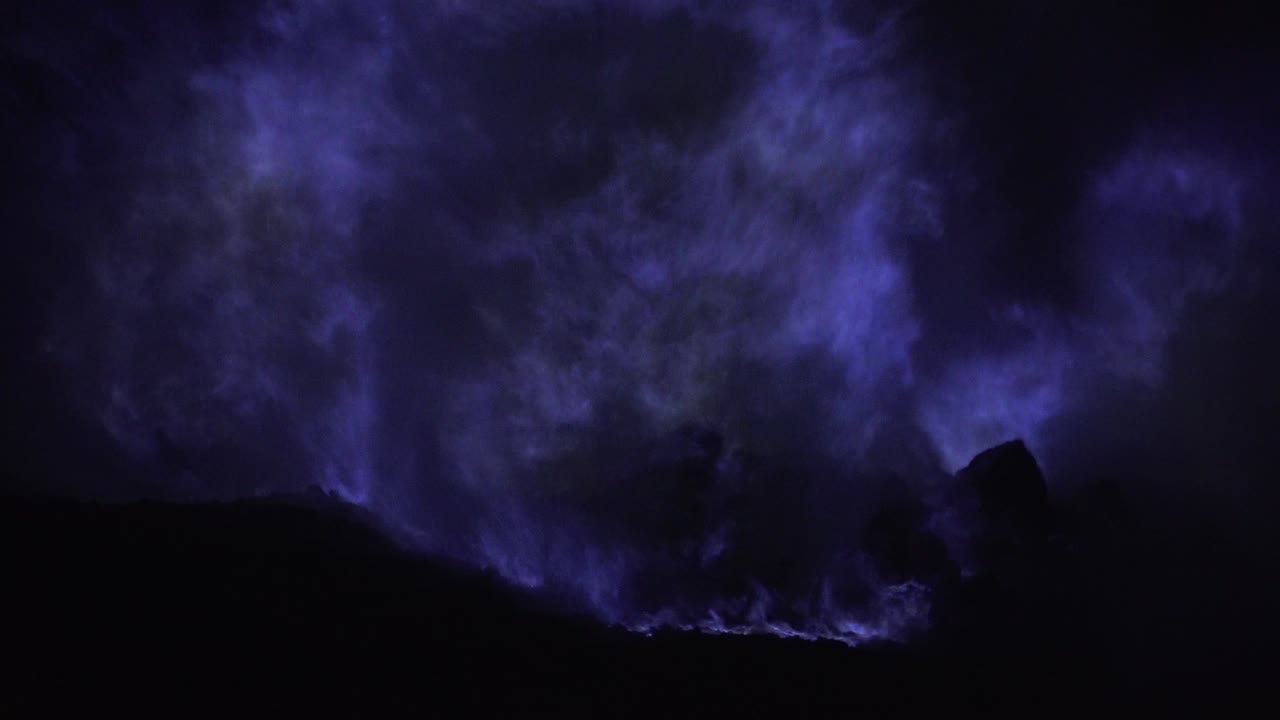 카와 이젠 화산의 파란 황불