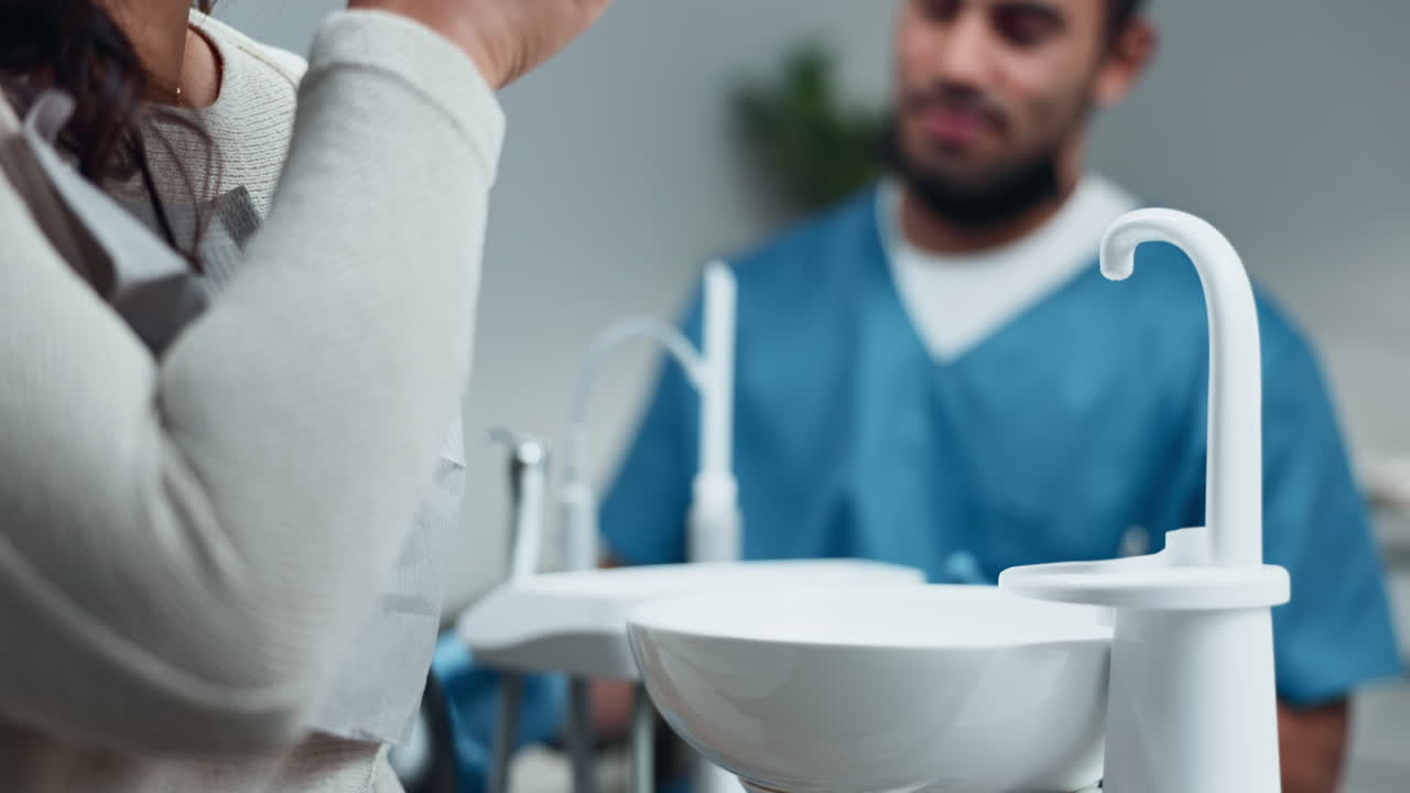 Dentista che esamina il paziente