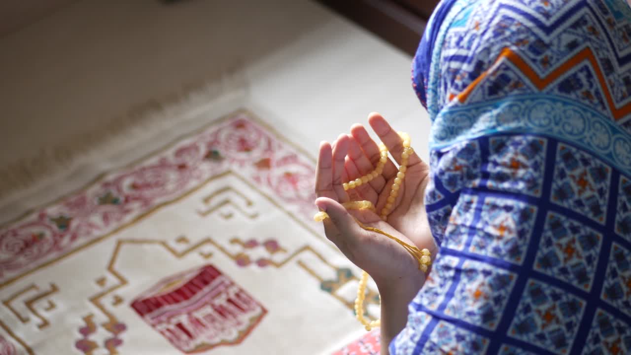 vista posteriore di donne musulmane che pregano a mano a ramadan