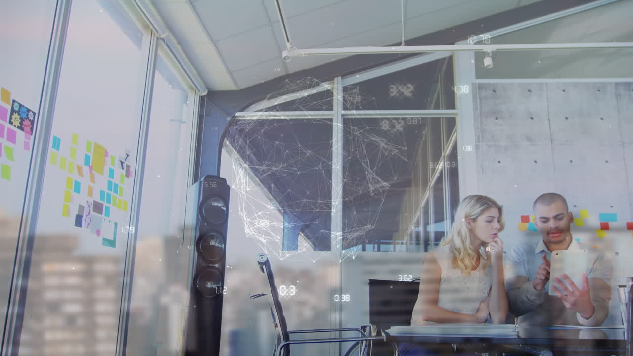 анимация цифрового интерфейса данных над двумя кавказскими бизнесменами