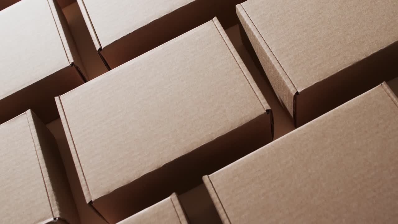 видео картонных коробок с копировальным пространством на коричневом фоне