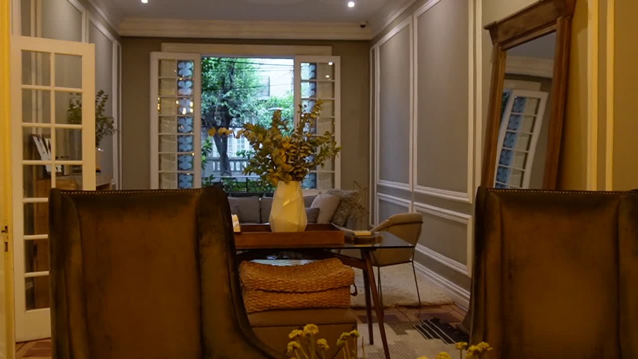 멕시코 시티 의 오래된 집 에 있는 호텔 의 내부 거실 과 창문 의  ⁇