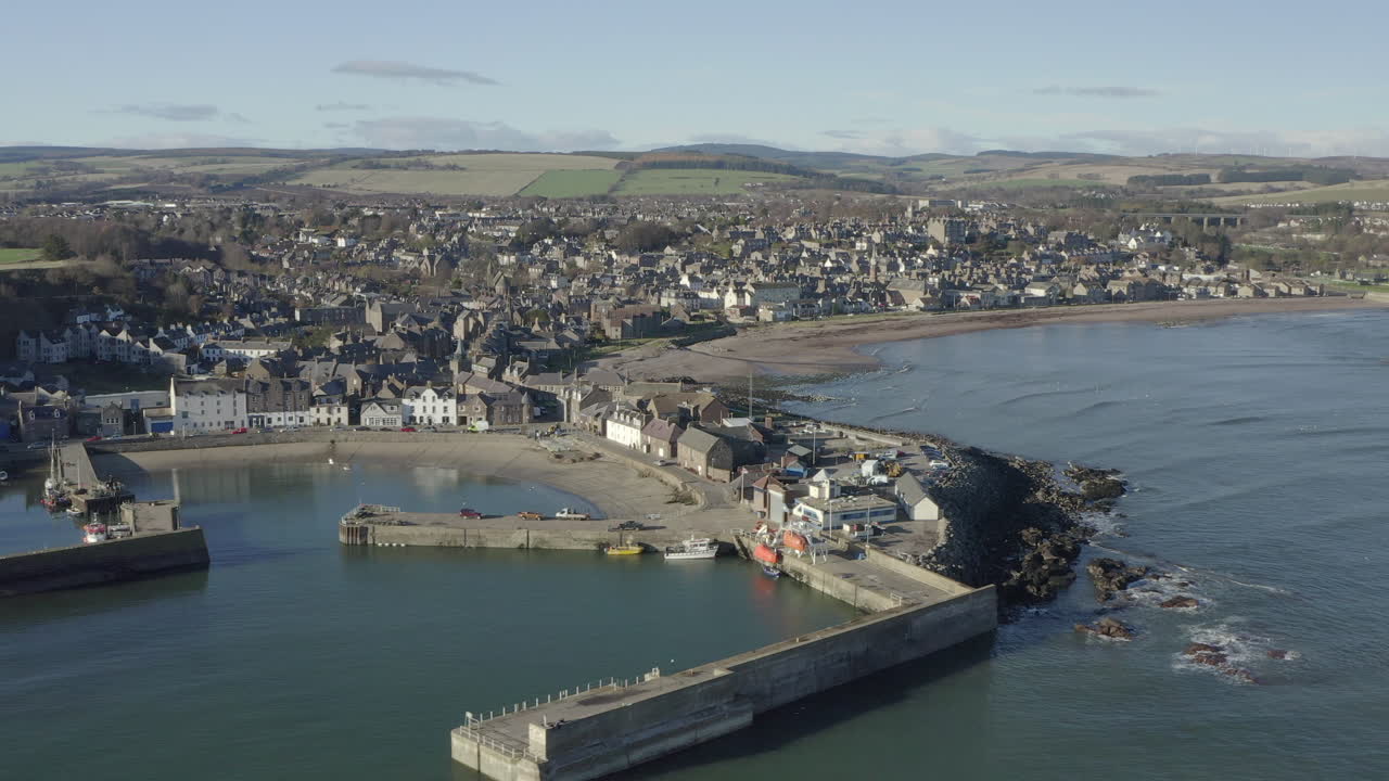 una vista aérea de la ciudad y el puerto de stonehaven en un día soleado, aberdeenshire, escocia