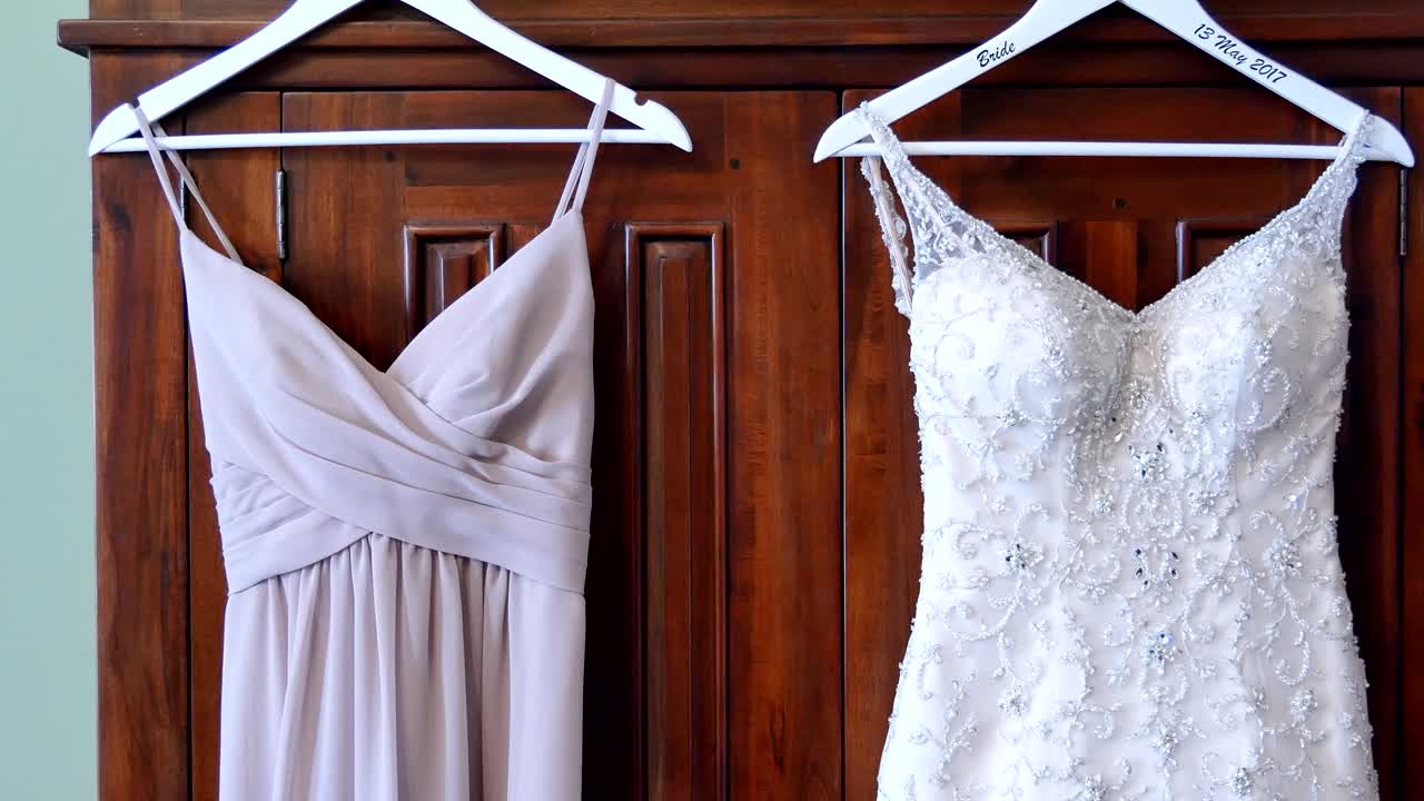 신부의 와이드 샷 - 들러리 웨딩 드레스