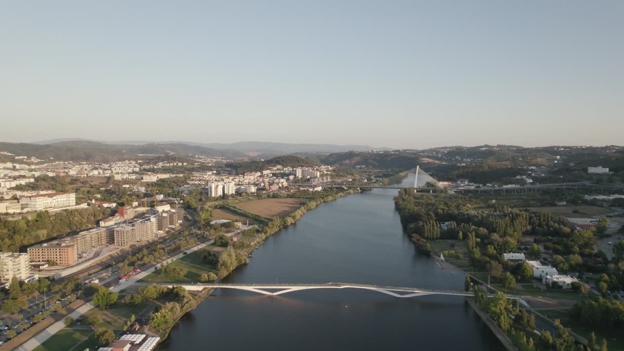 río mondego y puente rainha santa isabel en el fondo, coimbra en portugal