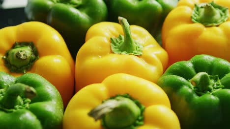 abundancia de pimientos verdes y amarillos