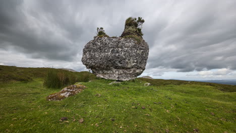 lapso de tiempo del paisaje rural y remoto de hierba, árboles y rocas durante el día en las colinas de carrowkeel en el condado de sligo, irlanda