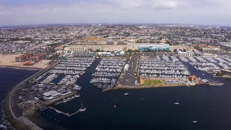 fotografía aérea de alto y ancho panorámico de la marina de king harbor en la playa de redondo, ca