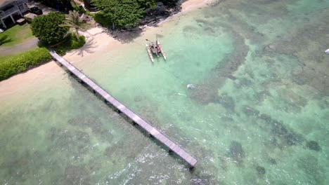 Hawaiian-stone-sand-beach-is-an-idyllic-retreat,-where-the-sea's-turquoise-beauty-captivates