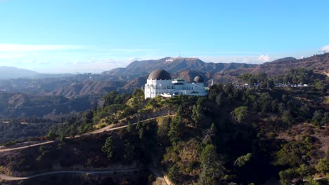 tomada de un dron del observatorio griffith con el letrero de hollywood en el fondo