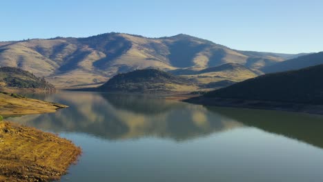 Luftaufnahme-Des-Auswanderersees-Im-Südlichen-Oregon