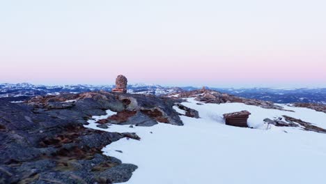 montaña rocosa parcialmente cubierta de nieve durante el invierno al amanecer en blaheia, noruega