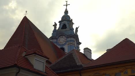 Zoom-Aus-Der-Kirche-In-Dürnstein-–-Einer-Kleinen-Stadt-Am-Ufer-Der-Donau