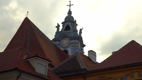 zoom fuera de la iglesia en durnstein - una pequeña ciudad en las orillas del danubio