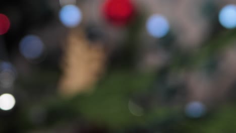 Der-Weihnachtliche-Künstliche-Weihnachtsbaum-Dreht-Sich-Mit-Lichtern,-Weihnachtslichtern