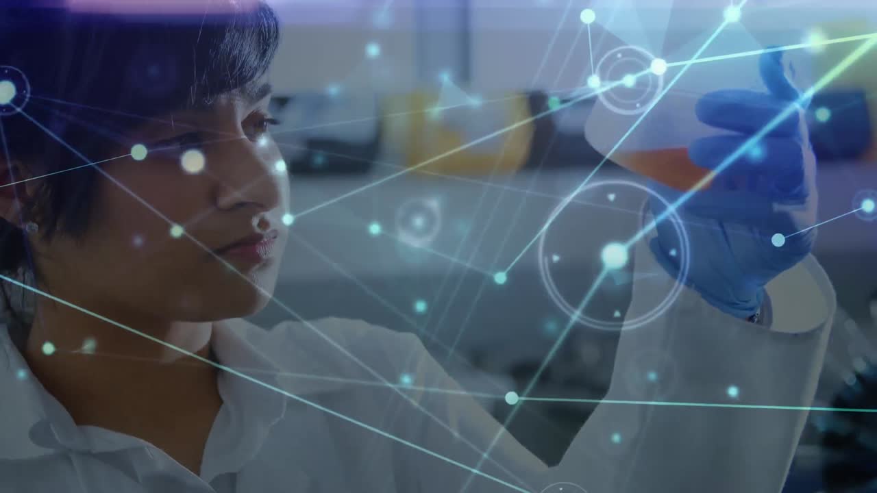 animación del procesamiento de datos sobre una doctora biracial con un vaso