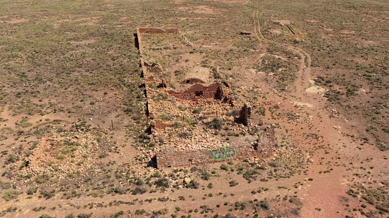 4K UHD dronevideo, der fanger mystiske, uidentificerbare ruiner fra det gamle vests territoriale dage. Tørre buske genindtager de smuldrende murstensfundamenter på dette glemte vildnissted i Arizona