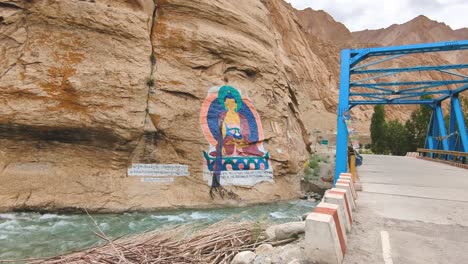 Pan-Aufnahme-Einer-Brücke-Am-Indus-Fluss-Mit-Himalaya-Bergen-In-Ladakh,-Indien