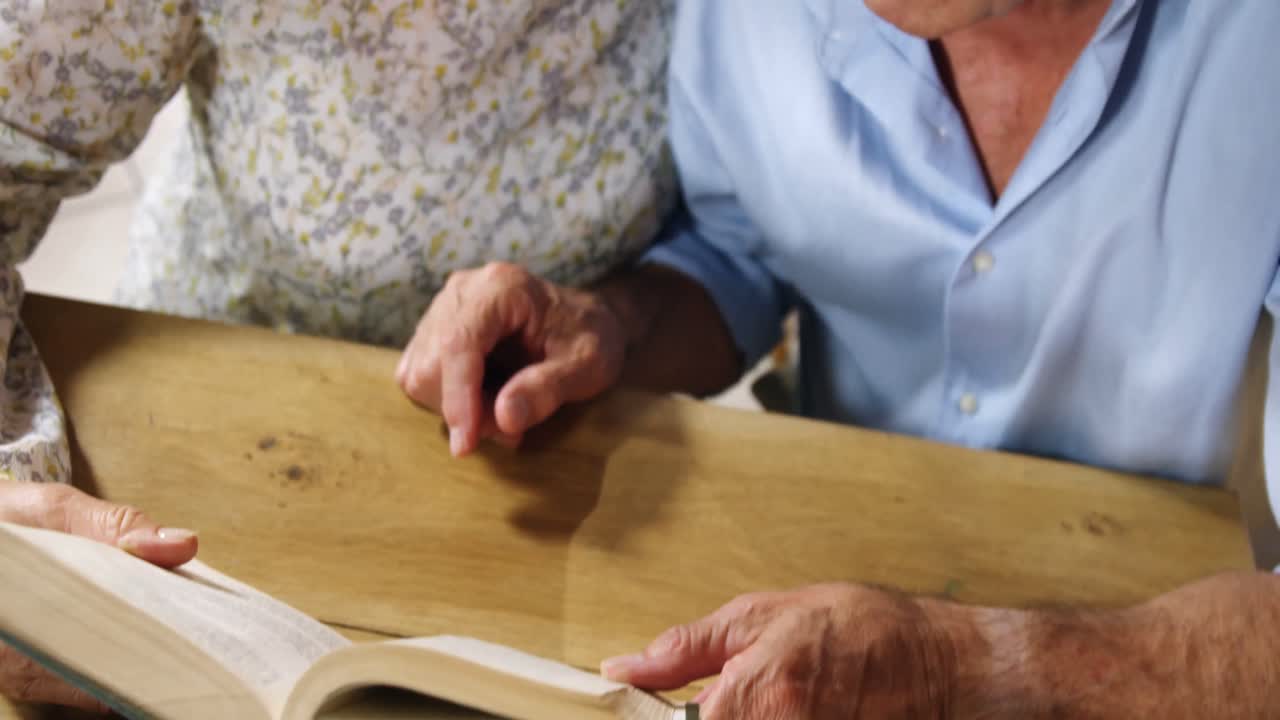 카페 4k에서 소설을 읽는 고위 부부