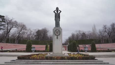 The-Iconic-Statue-Of-Jacinto-Benavente-At-El-Retiro-Park-In-Madrid,-Spain---pedestal-shot