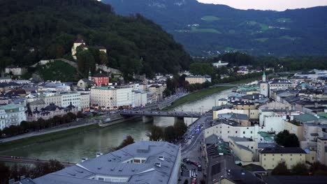 caravana de un líder de la ue que llega para una cumbre de la ue en salzburgo vista desde monchsberg