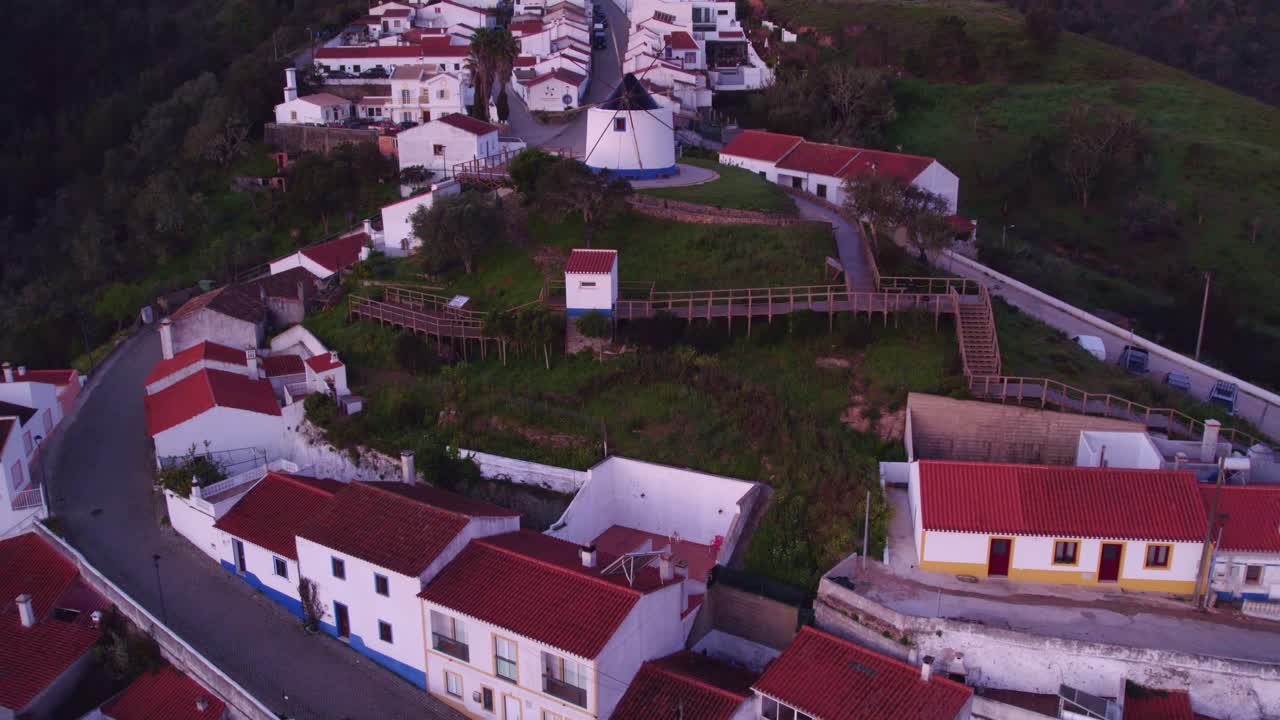 Vista aerea di Odeceixe con mulino a vento, villaggio tradizionale, che mostra un drammatico paesaggio storico in Portogallo