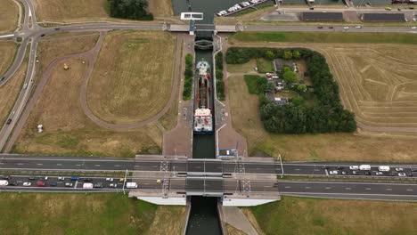 El-Barco-Viaja-A-Través-De-La-Esclusa-Marina-De-Stellendam,-El-Flujo-De-Tráfico-Sobre-Los-Puentes