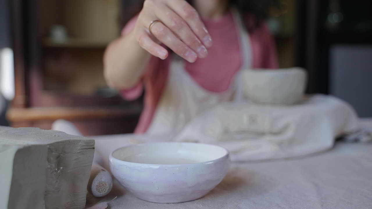 Mujer haciendo un cuenco de cerámica