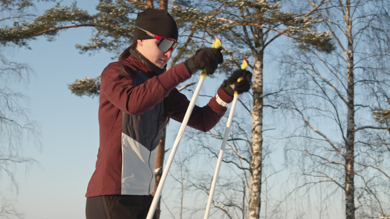 mujer esquiando en un bosque de invierno