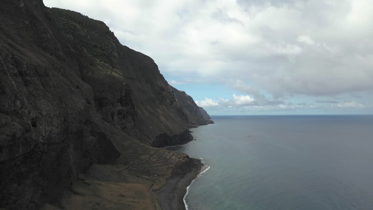 아차다 다 크루즈 (achada da cruz) 의 놀라운 절벽 - 4k 영화 드론 촬영