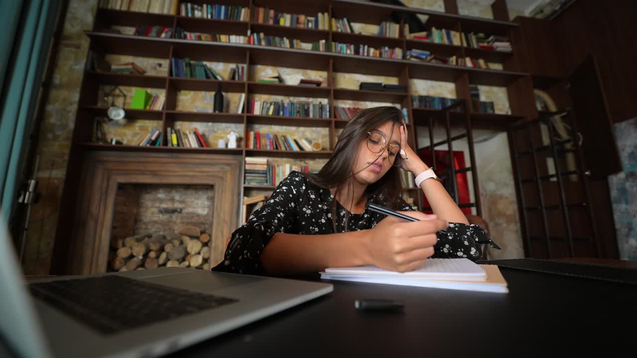 mujer estudiando en una biblioteca