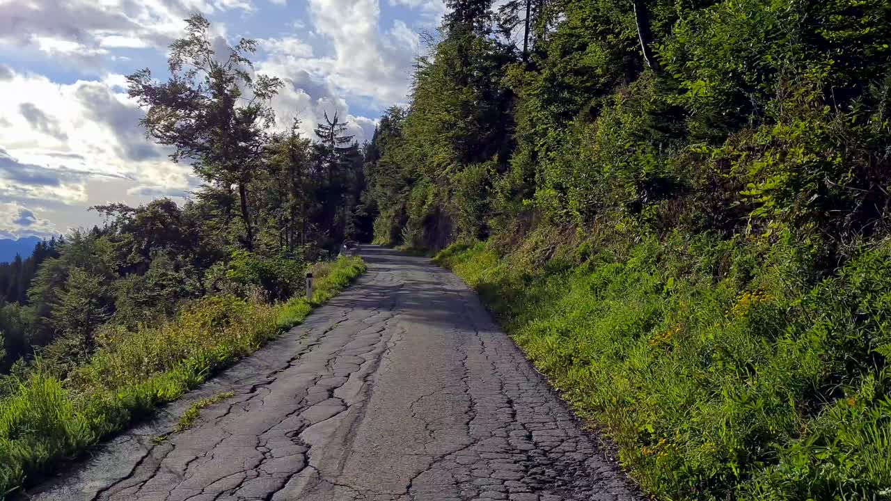 con el coche en una carretera entre las montañas