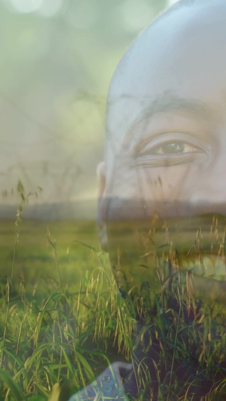 Vídeo vertical: À medida que os quadros avançam, homem mantém o olhar e mostra um sorriso através de uma sobreposição de campo para branding.