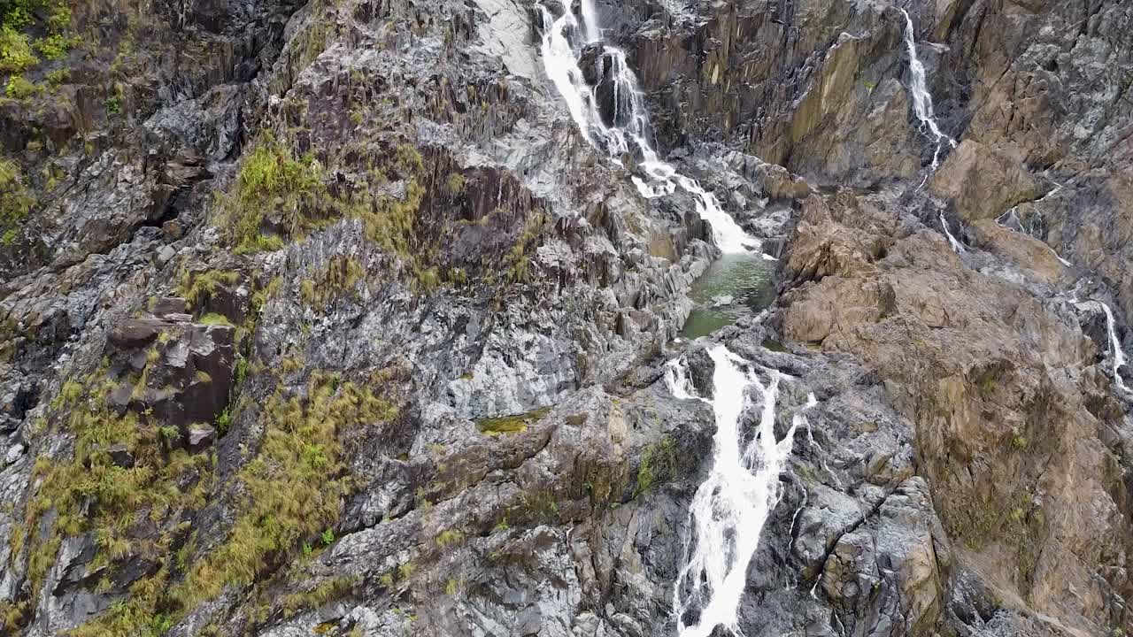 agua que fluye y cae en cascada por los acantilados rocosos en barron falls en el parque nacional barron gorge, queensland, australia