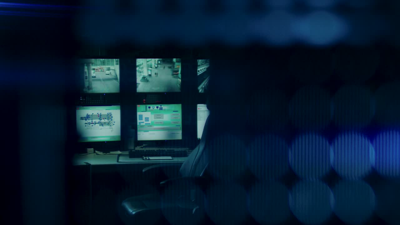 monitor de vigilancia con silla vacía, concepto estado de monitoreo, espacio de copia