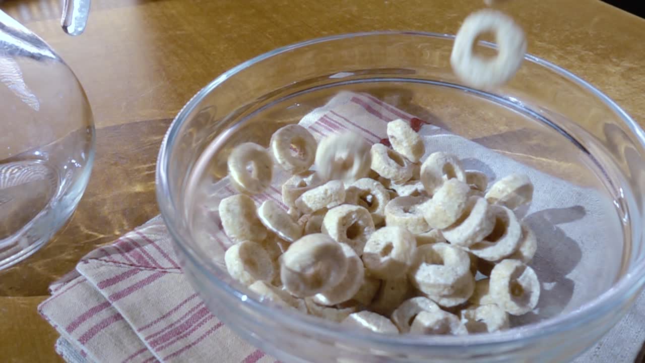 우유와 함께 맛있는 아침 식사를 위해 그 ⁇ 에  ⁇ 한 오트 플레이크. 회전 추적 촬영과 함께 느린 동작.