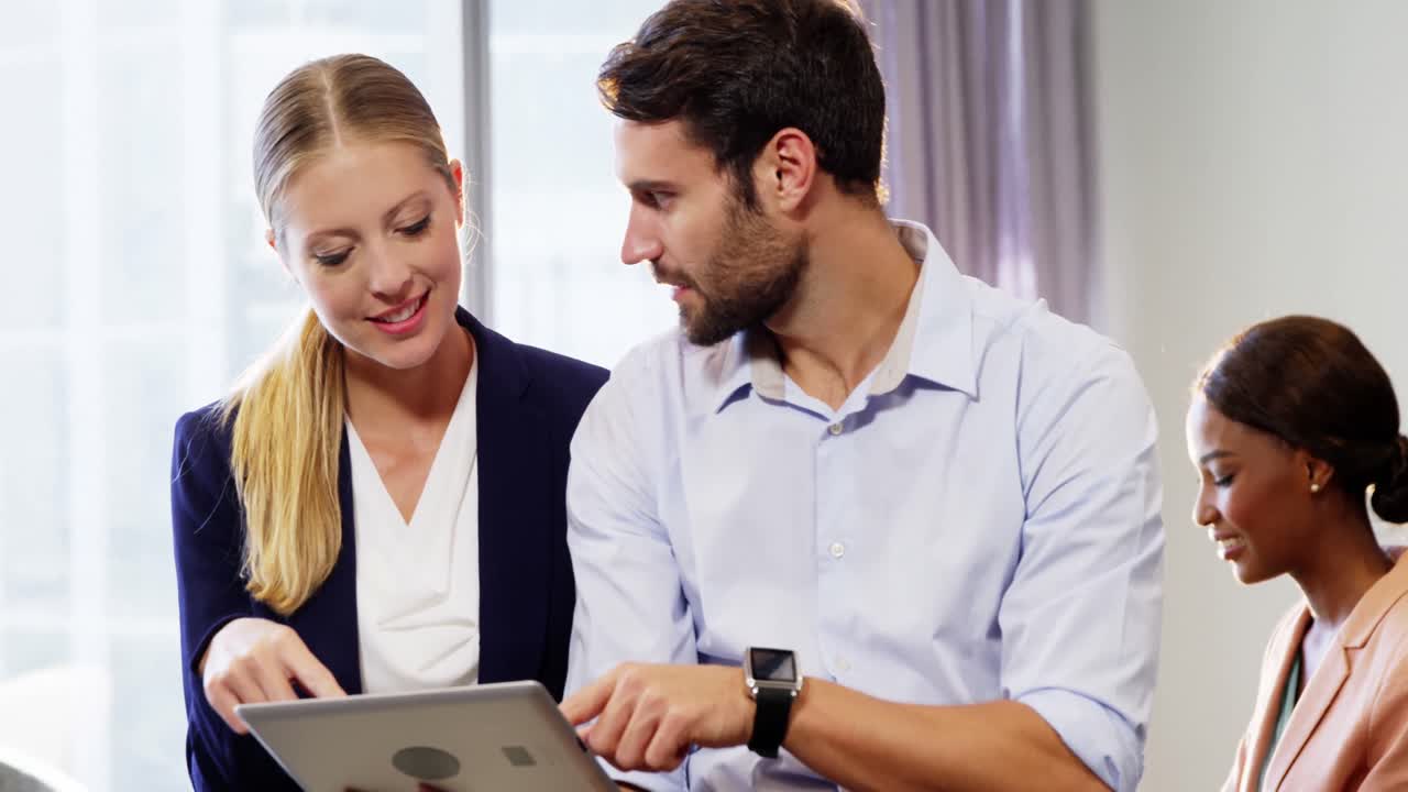 hombres de negocios interactuando a través de una tableta digital
